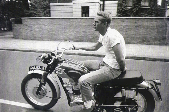 Стив МакКуин, футболка, мотоцикл Триумф.