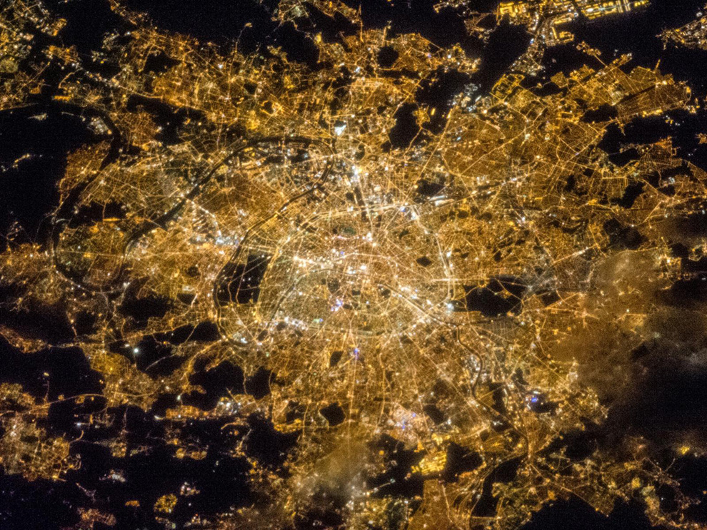 Ночной Париж из космоса