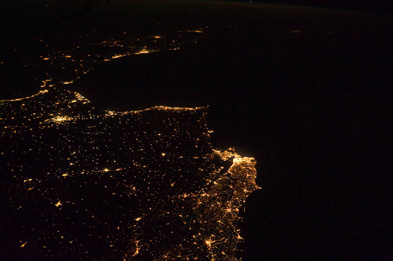 Атлантическое побережье Европы и Африки ночью из космоса