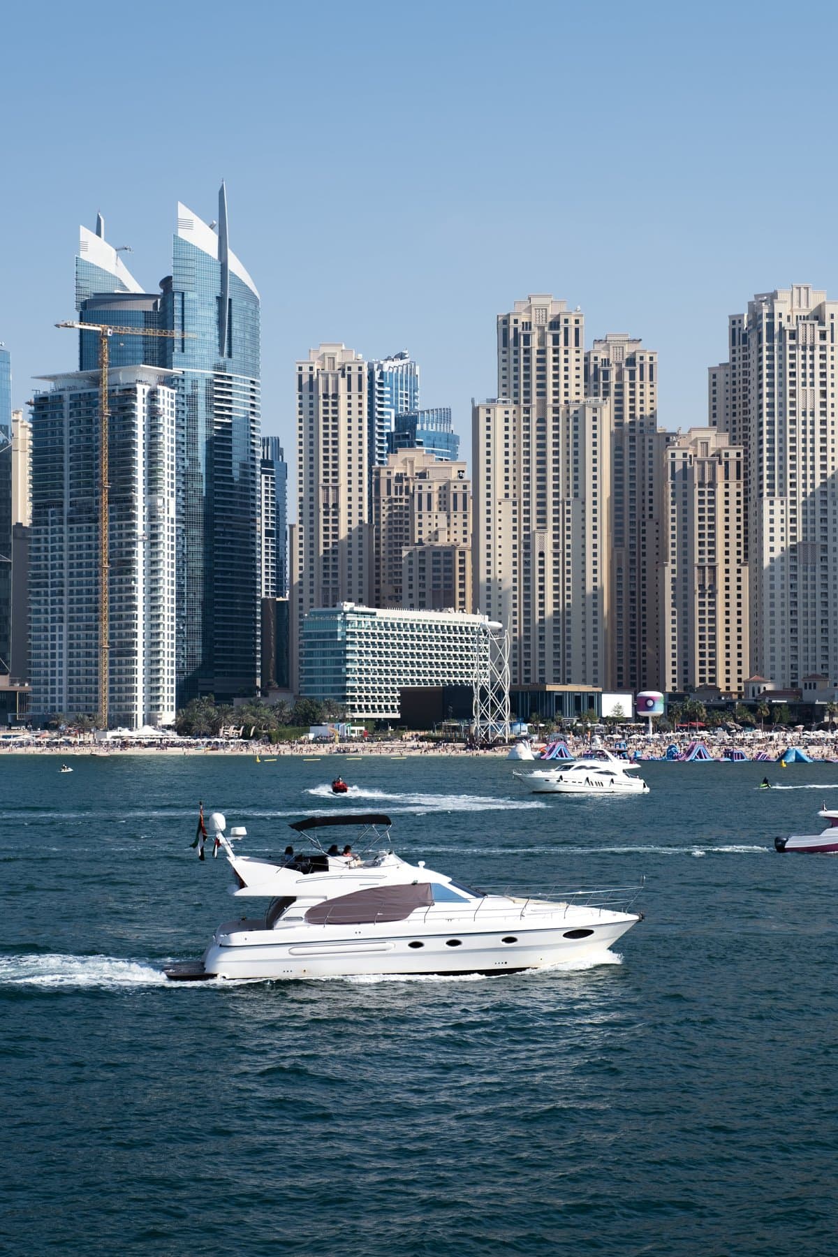 плавание на белой яхте в Дубае, Объединенные Арабские Эмираты