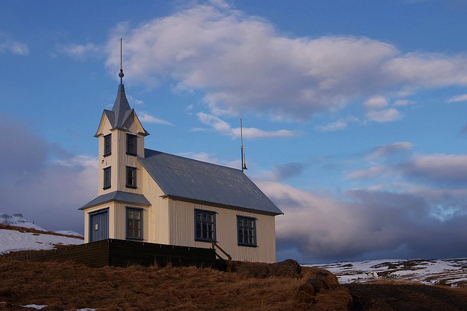 Гостевой дом Kirkjubaer - Аутентичная деревянная церковь в исландской деревне