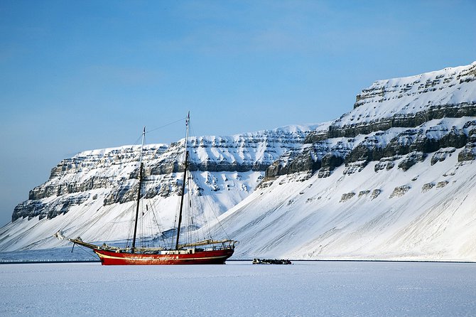 Корабль во льдах – Скованный льдами корабль В Арктической Норвегии