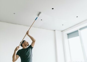 Как покрасить потолок: пошаговое руководство