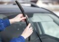 Как менять щетки стеклоочистителя: техническое обслуживание автомобиля