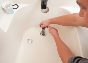 Как легко снять слив ванны: полное руководство